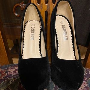 Ochenta Sz 6 Black Suede Platform Heels GUC😊😊